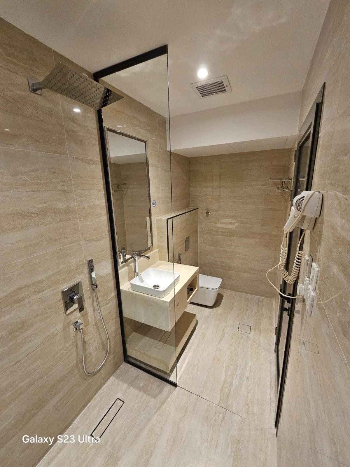 Al Rafahya Crown Aparthotel